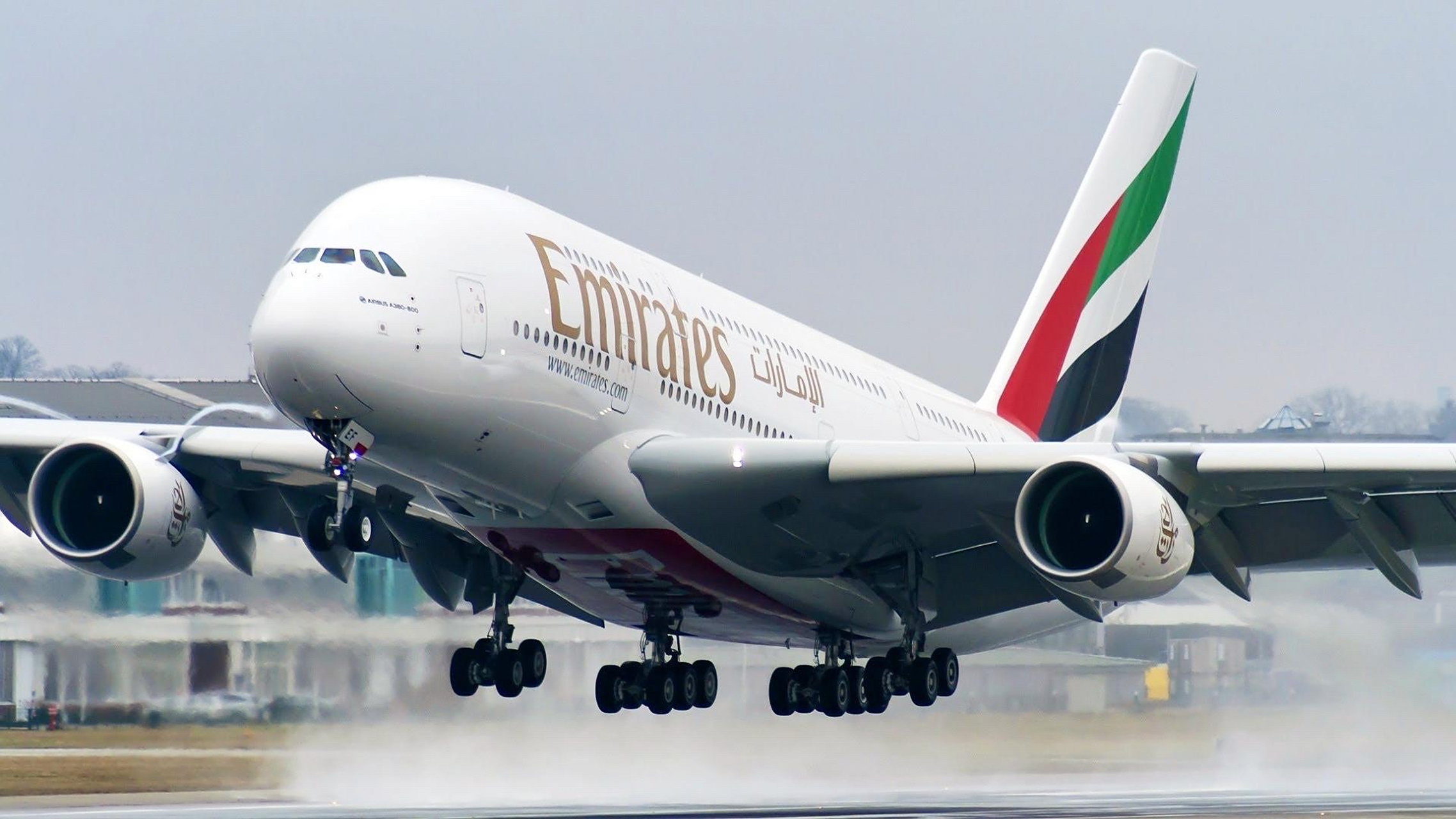 空客a380,作为当今世界上最大的客机,以其巨大的规模和卓越的性能在