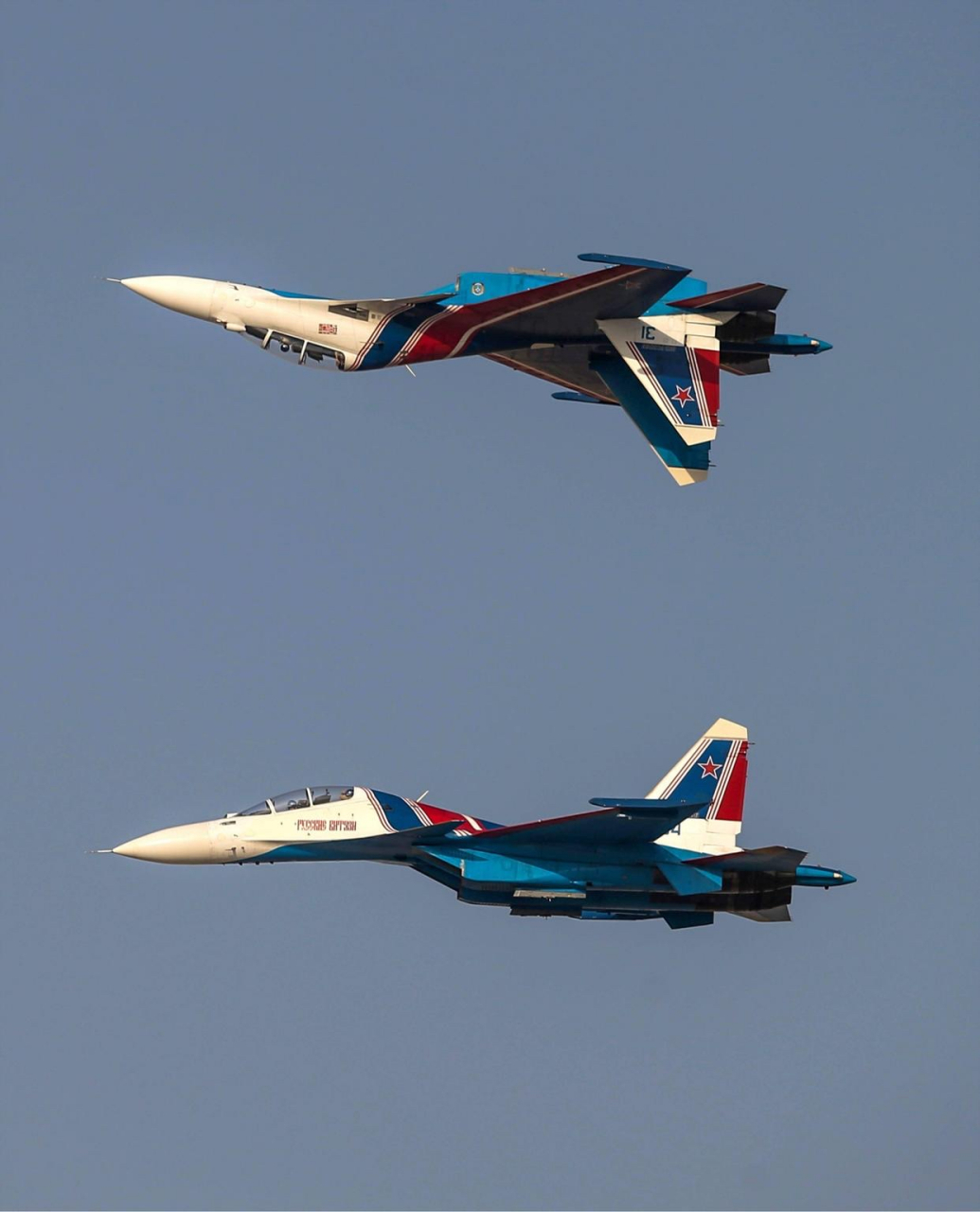 在迪拜航展上俄罗斯的"勇士"飞行表演队的苏-27战机表演和我国佛"八一