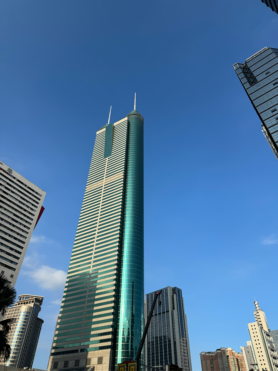 深圳地王大厦直插秋日蔚蓝的苍穹,见证深圳改革开放后的特区辉煌.