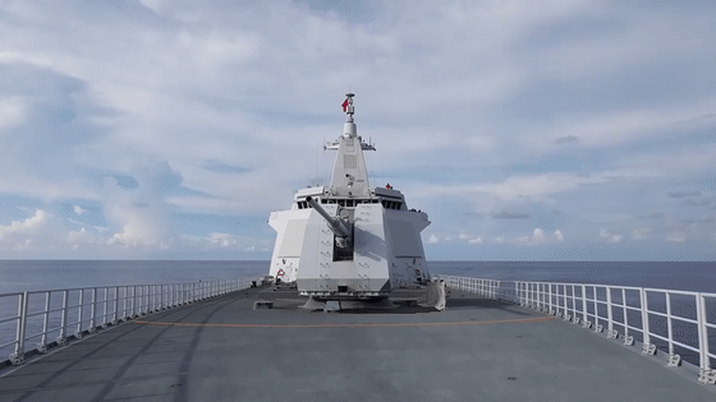 超强劲的"遵义号"055万吨大驱近期实弹演习的超强画面,看起来非常的