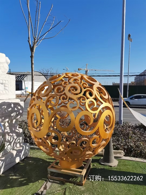 现代不锈钢景观球雕塑是很受人们欢迎的,对于球形雕塑的热衷,城市管理