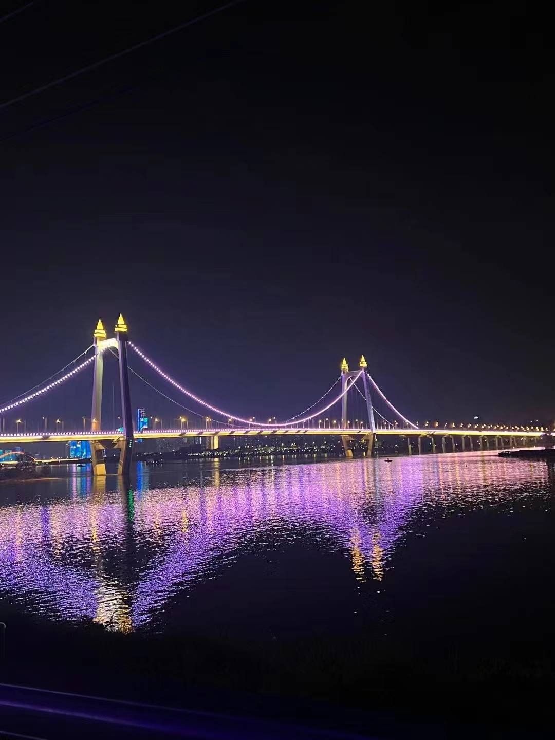 湘江边的夜景真的很美,特别灯光与水面交相辉映,让人感