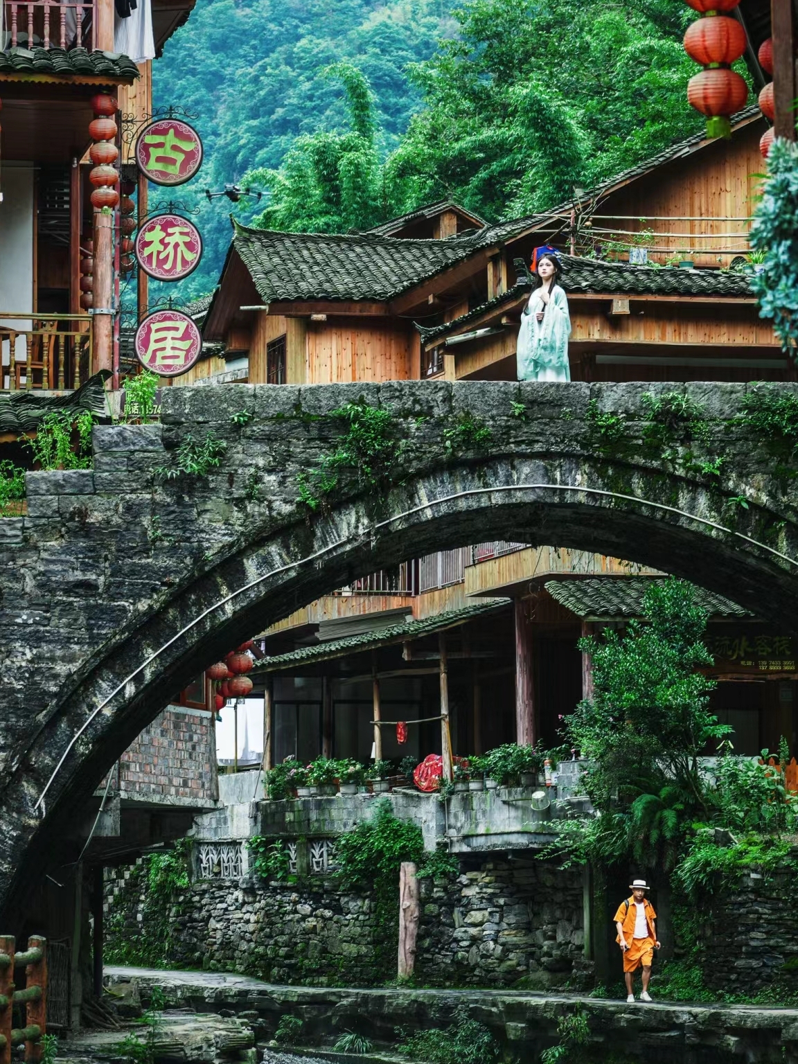 一个安静祥和的湘西边陲古镇保留着很多古老的徽派建筑,弥漫着浓郁的