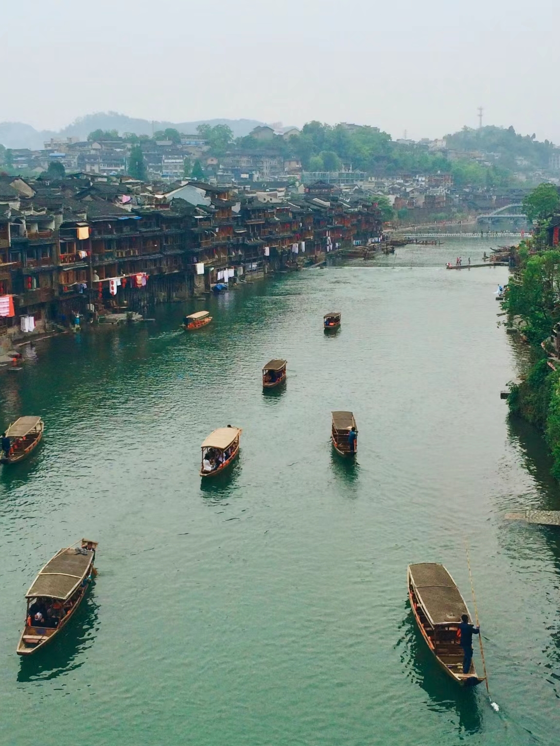 湖南堪称旅游大省,一年四季,季季分明,如张家界武陵源,凤凰古城,南岳