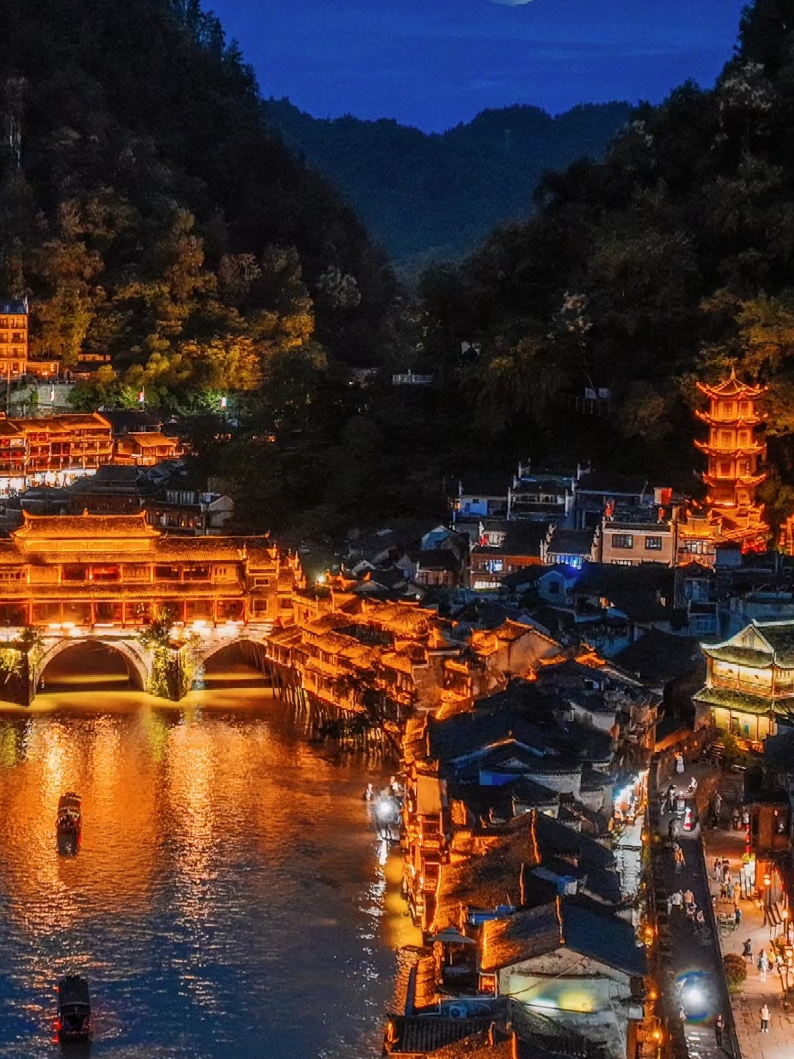 一个安静祥和的湘西边陲古镇保留着很多古老的徽派建筑,弥漫着浓郁的