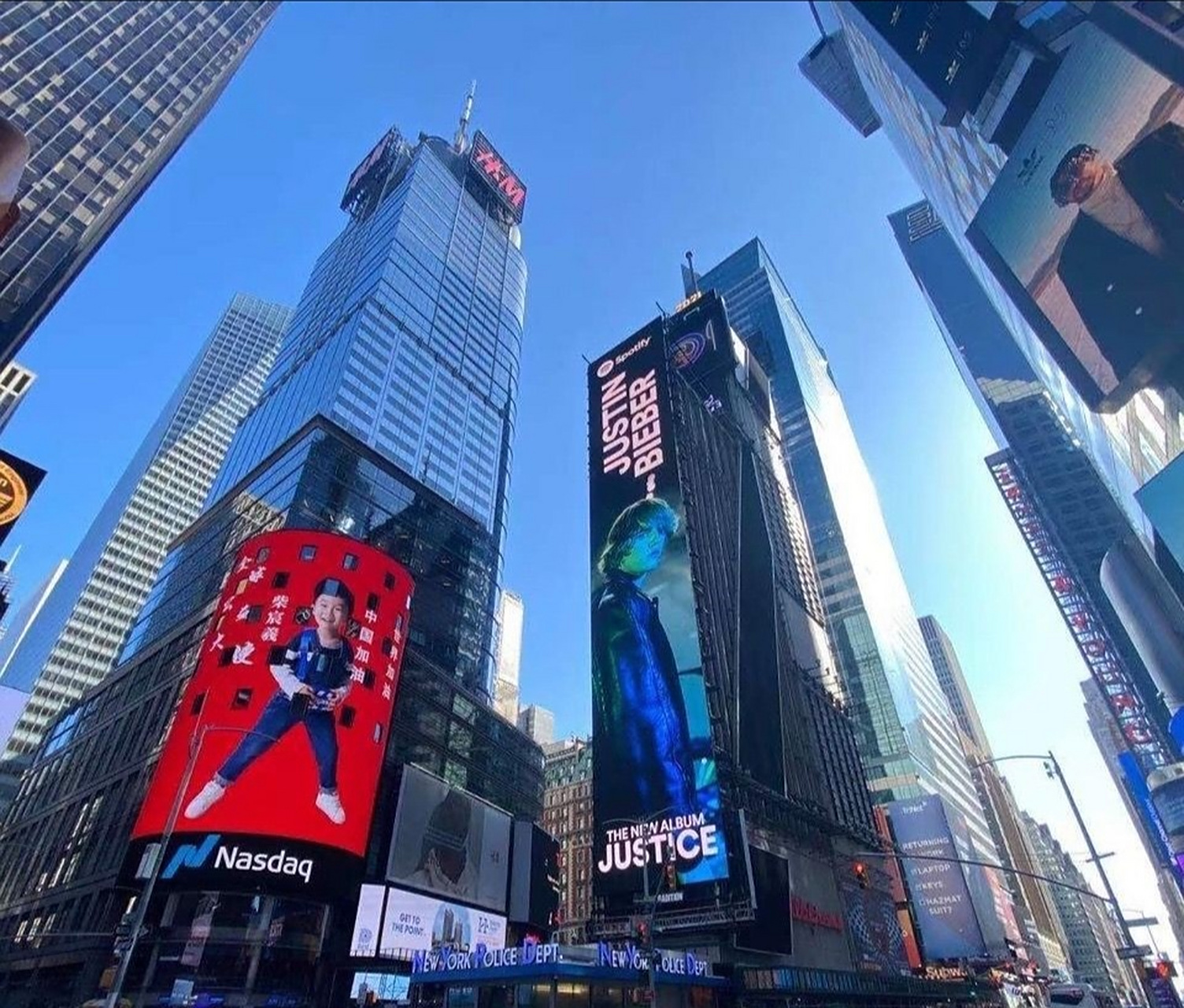 美国纽约纳斯达克大屏广告投放: 纽约时代广场纳斯达克大屏八月档期