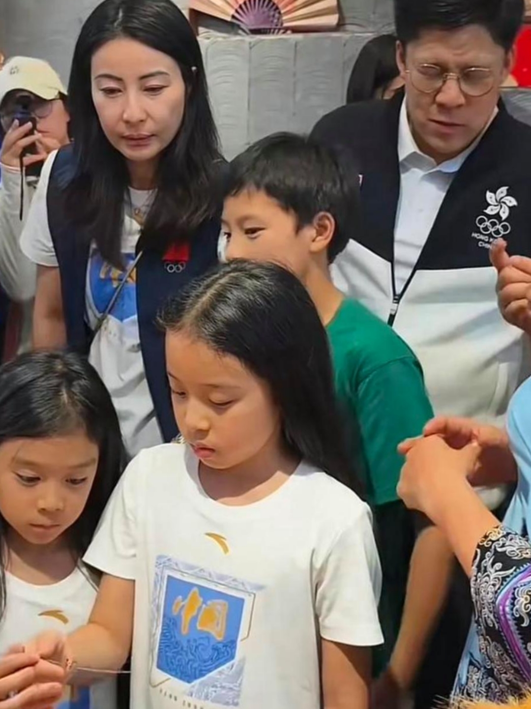 郭晶晶霍启刚带娃现身贵州