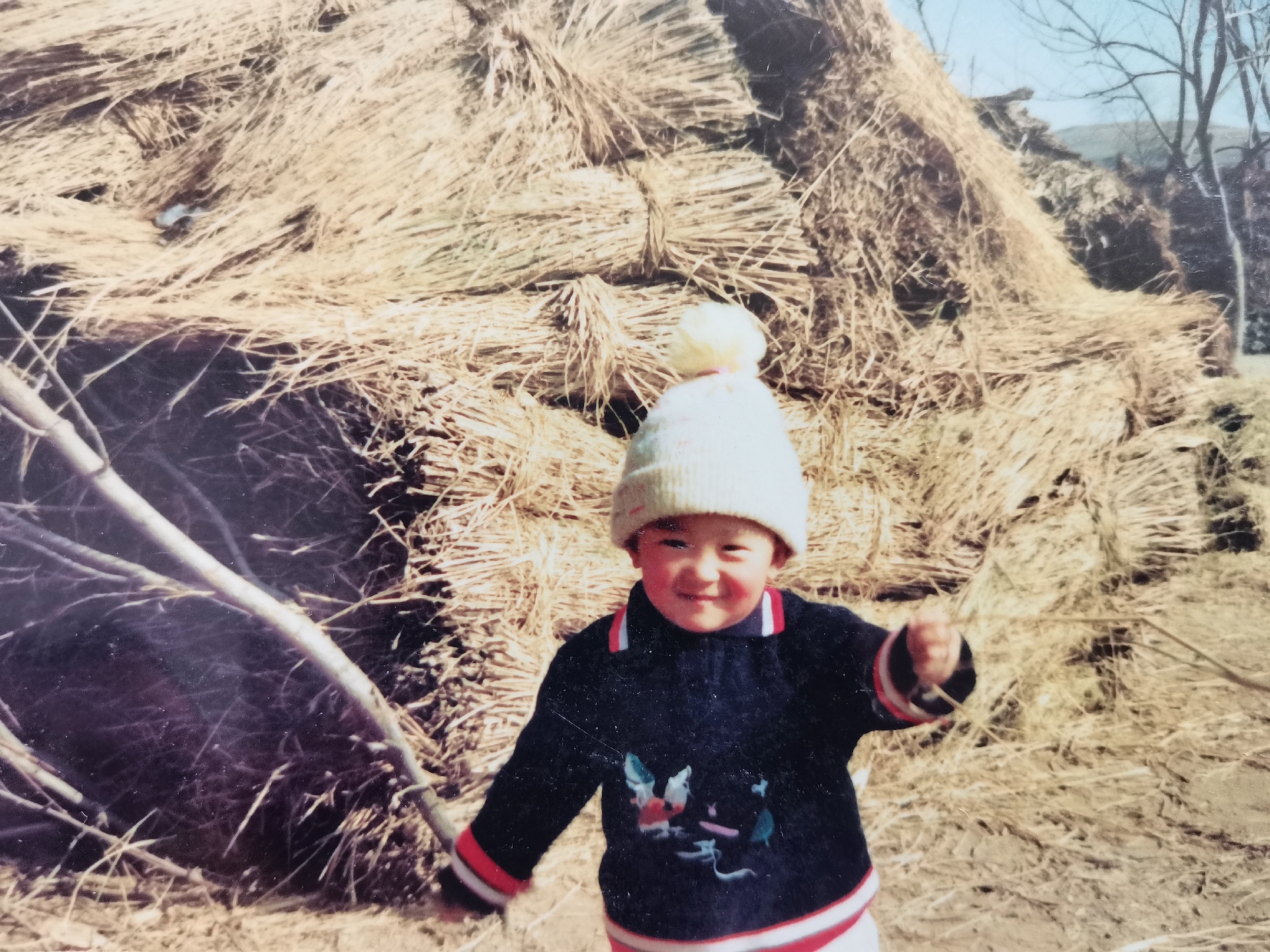 我儿子小时候,机灵又活泼,图一图二是冬天回姥姥家的时候,我给抓拍的