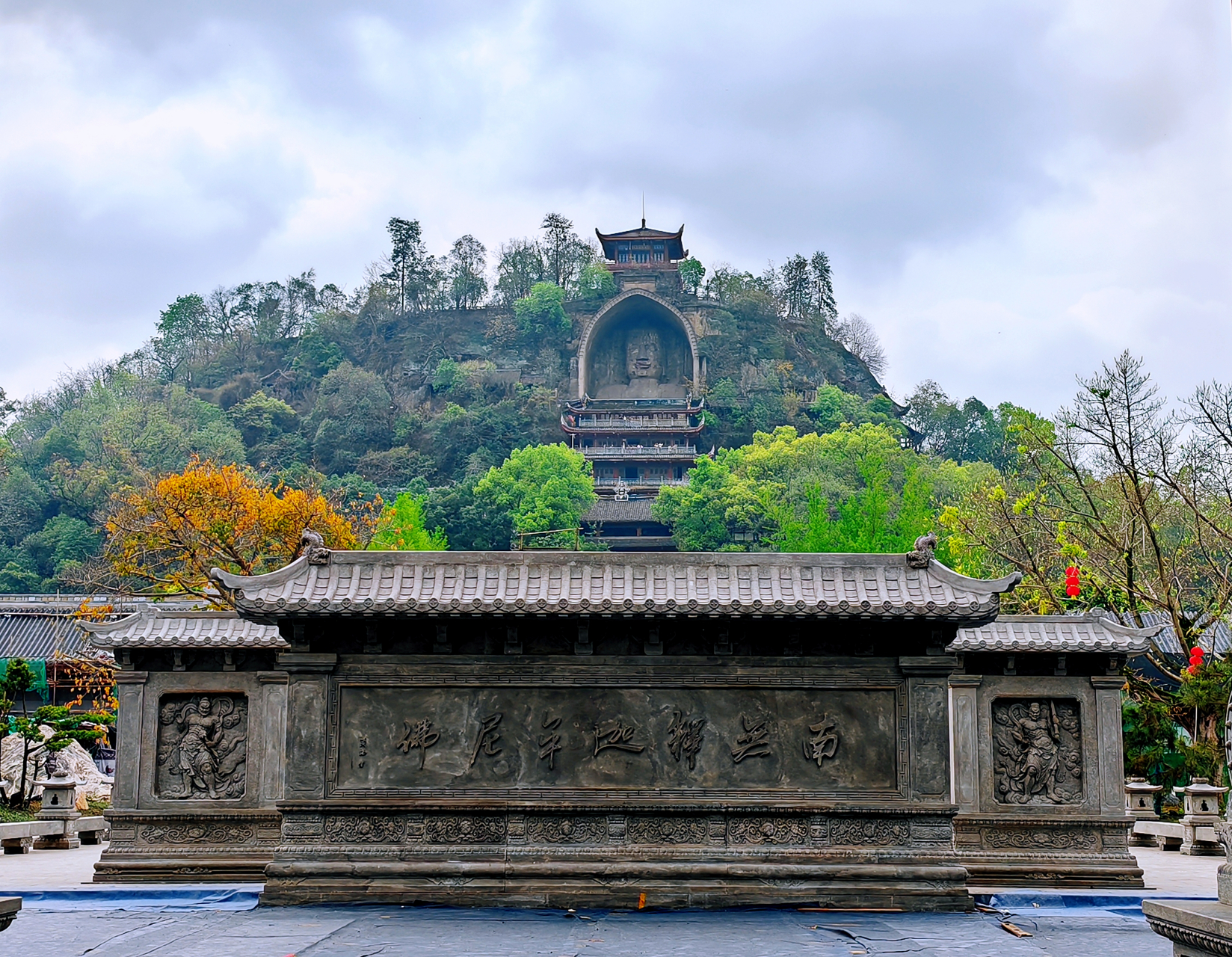 四川荣县大佛文化旅游区,以气势恢弘的释迦牟尼摩崖石刻为核心,融自然