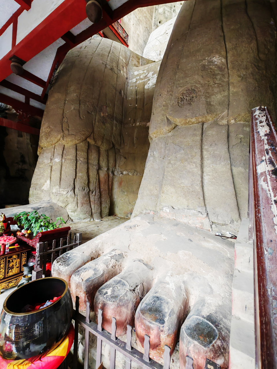 四川荣县大佛文化旅游区,以气势恢弘的释迦牟尼摩崖石刻为核心,融自然