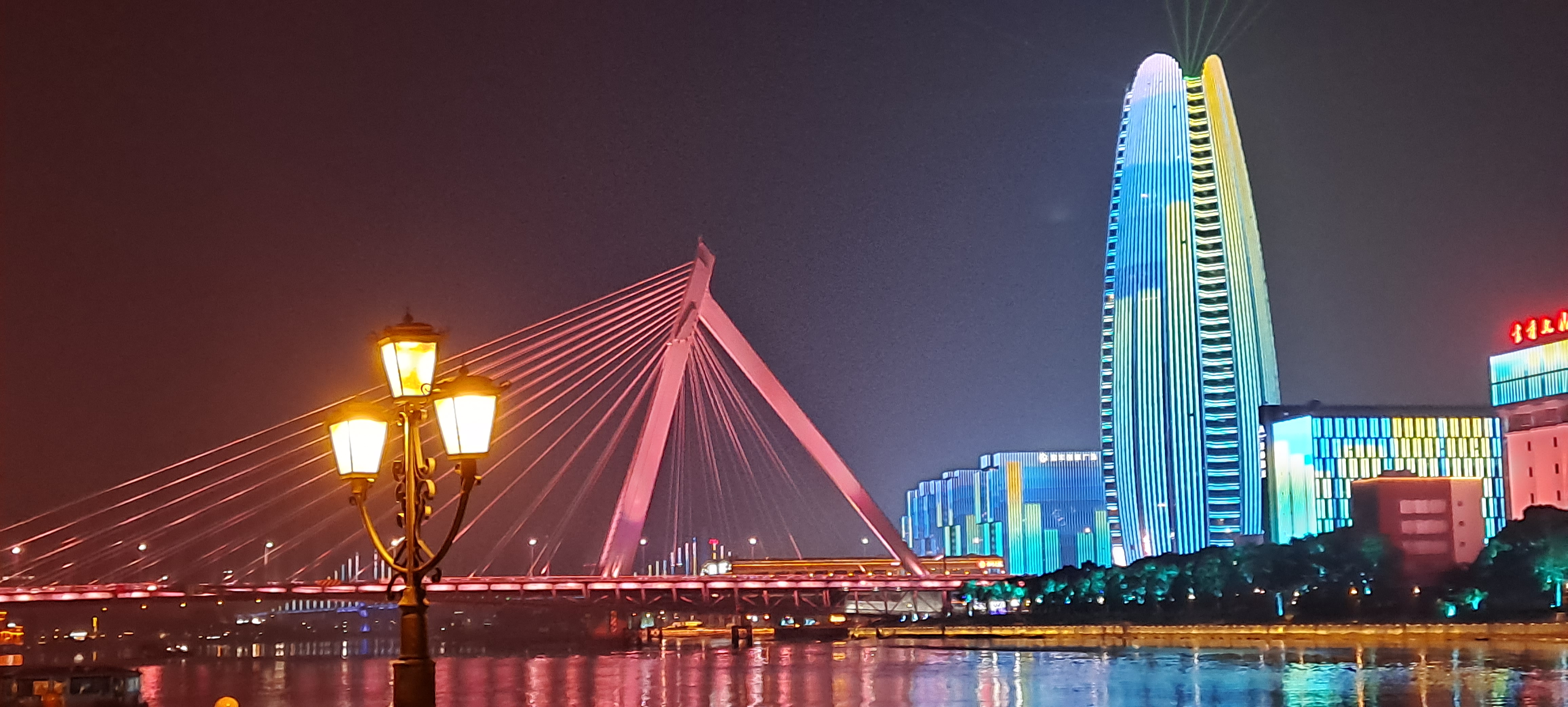97夜晚的斜拉桥,仿佛一条光影交织的梦幻通道!