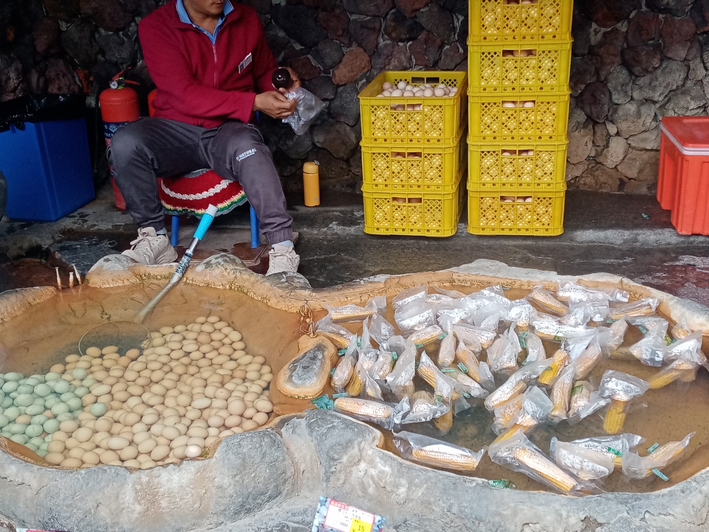 腾冲温泉煮鸡蛋图片