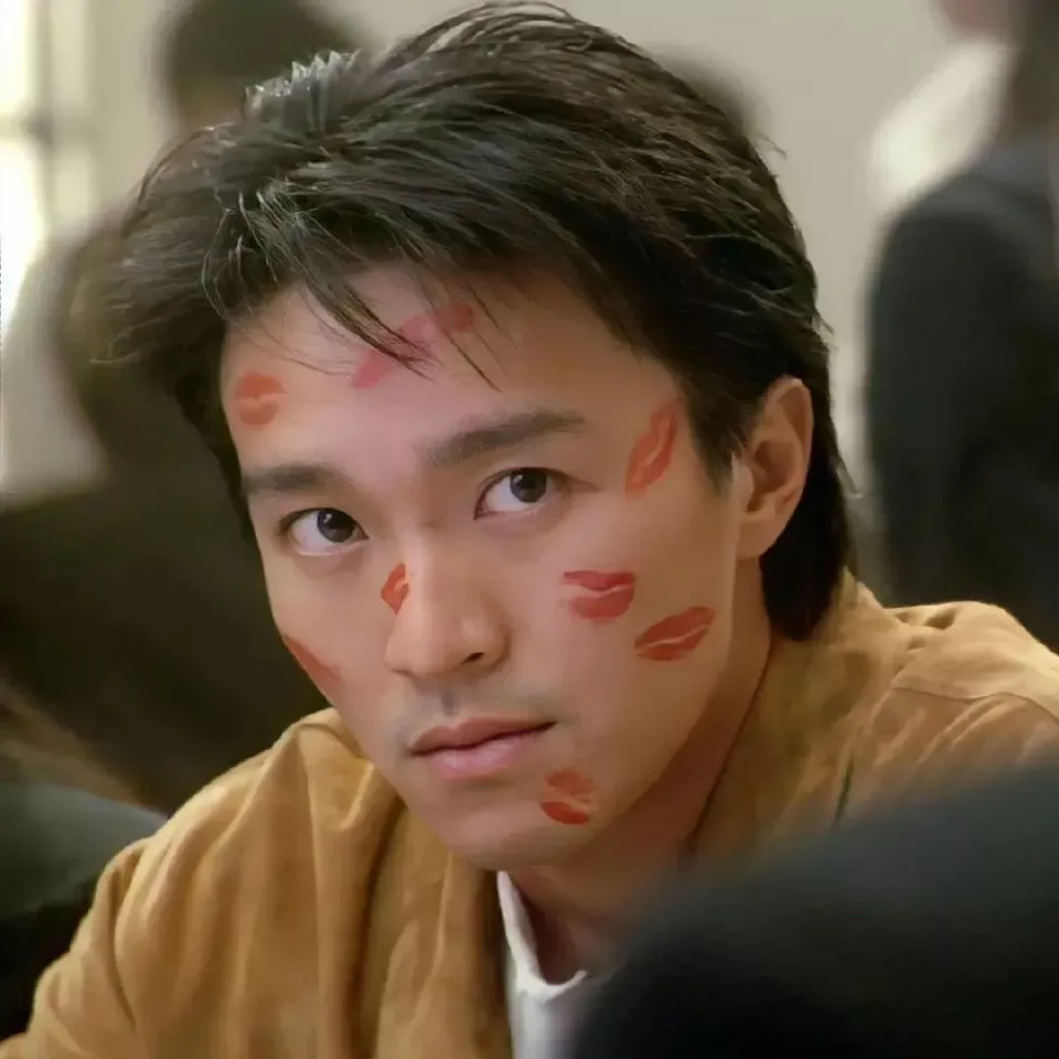 这是1990年,周星驰与刘德华,张敏,陈法蓉拍摄电影《赌侠》时的一幕