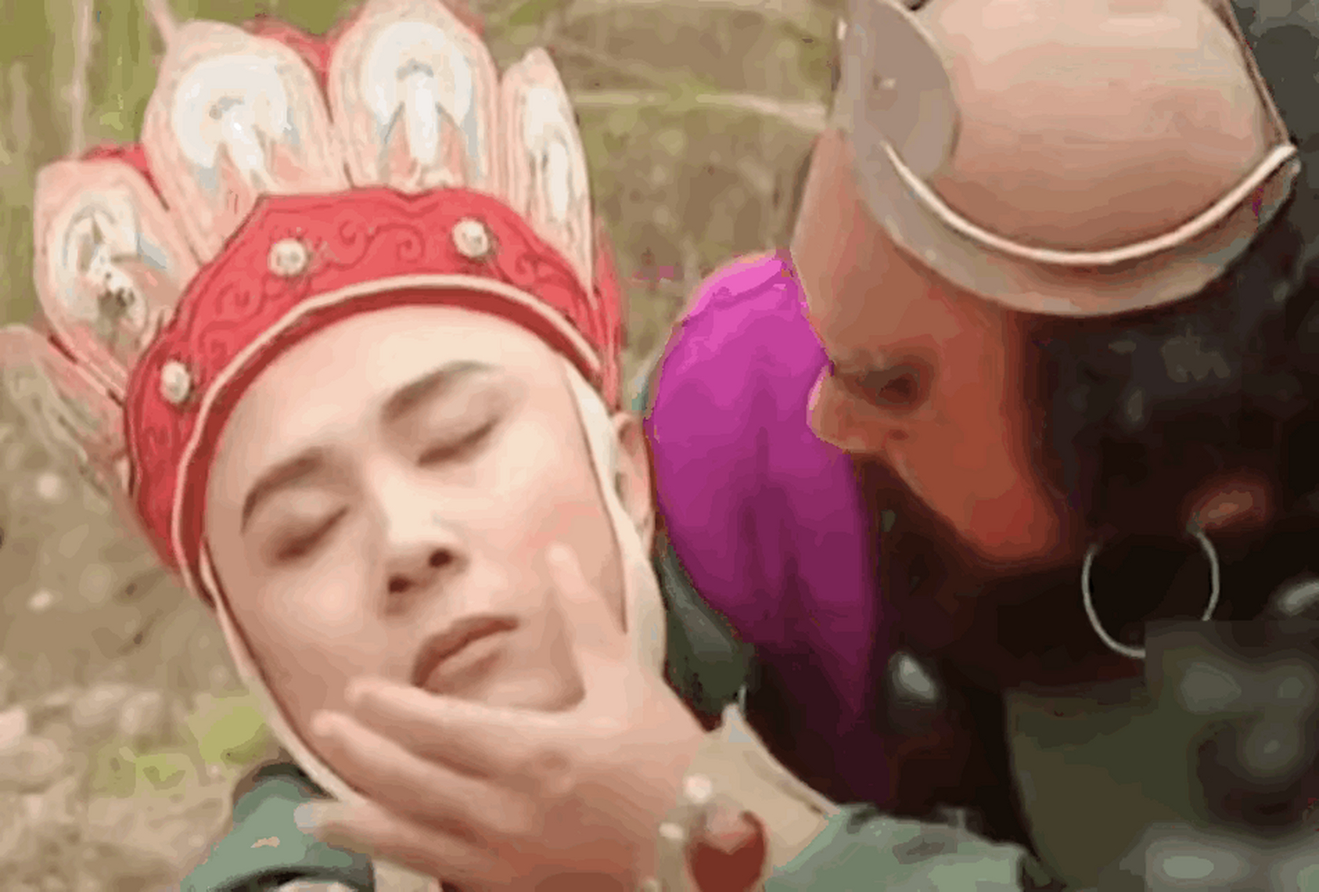 86版《西游记》拍摄花絮,沙僧给师傅掐人中,看起来就不太聪明的样子