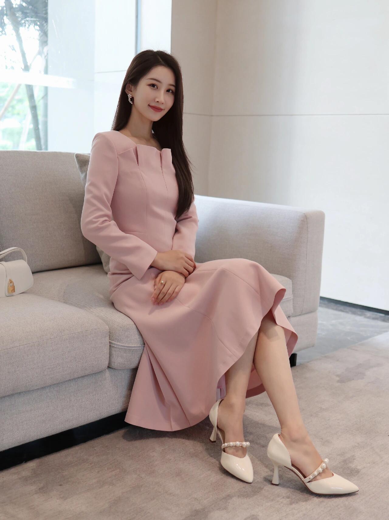 91优雅米色连衣裙,展现简约之美95  这款米色长袖连衣裙,设计感