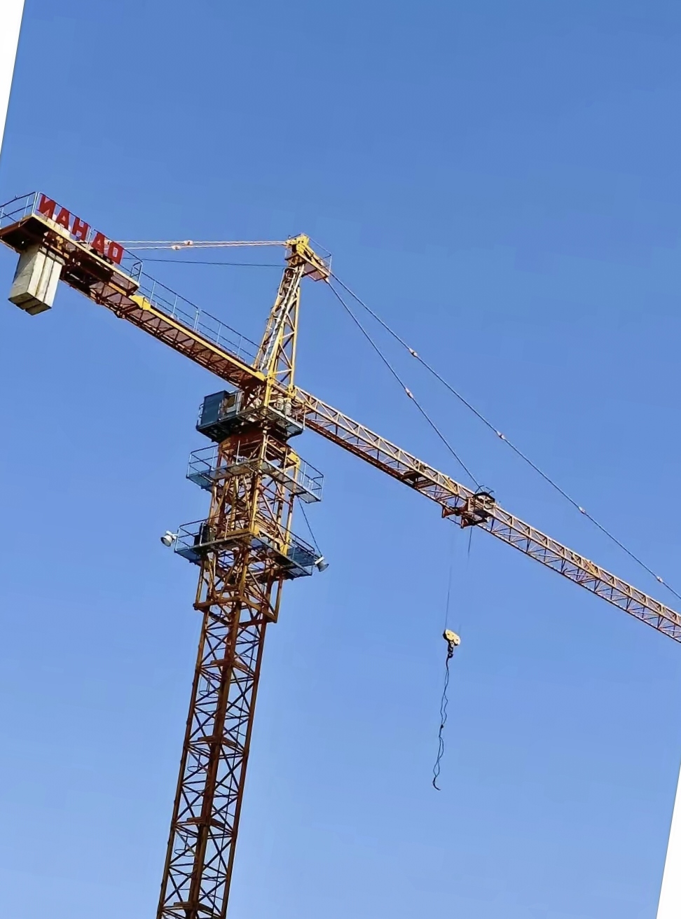 惊魂 黄金海岸30吨塔吊折断悬挂半空大批居民被逼连夜紧迫撤离