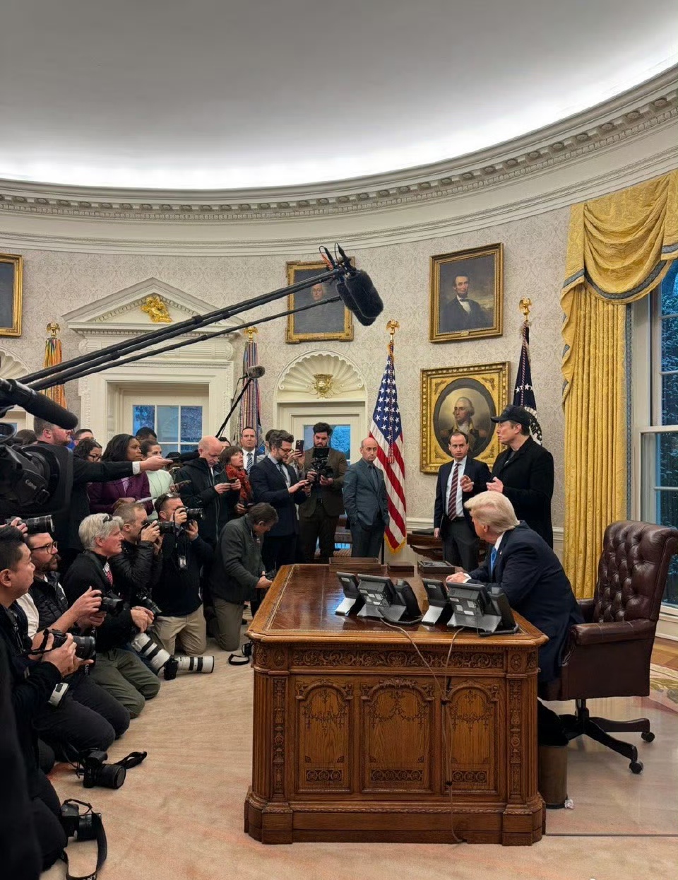 带娃在白宫椭圆形办公室开起了记者会,花了30分钟为政府效率部辩护