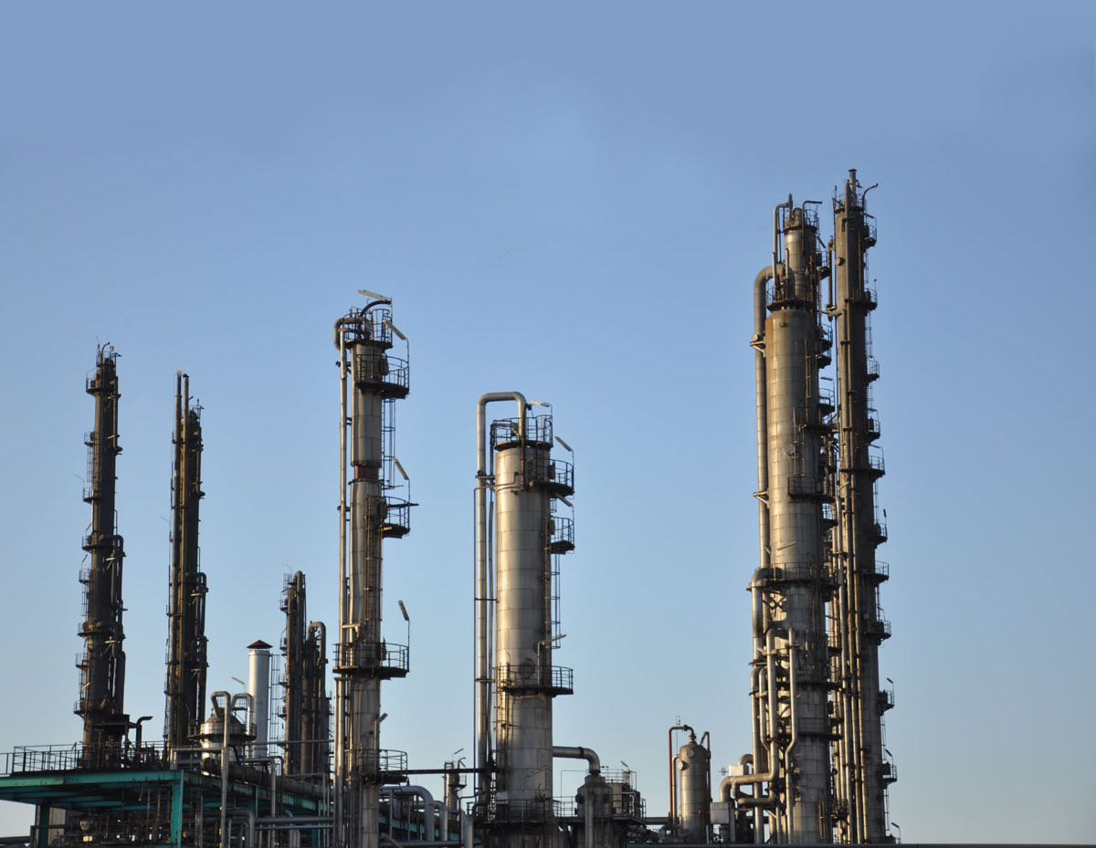 探索重工业无可替代的价值与魅力  当你悠然行驶在跨海长桥之下,抬头