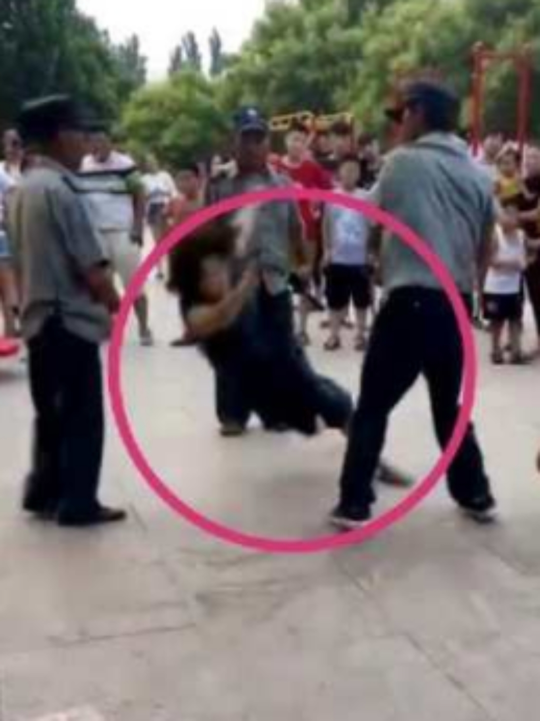 狂妄的保安故意为难业主,竟然不让他们开车进小区,而且在众目睽睽之