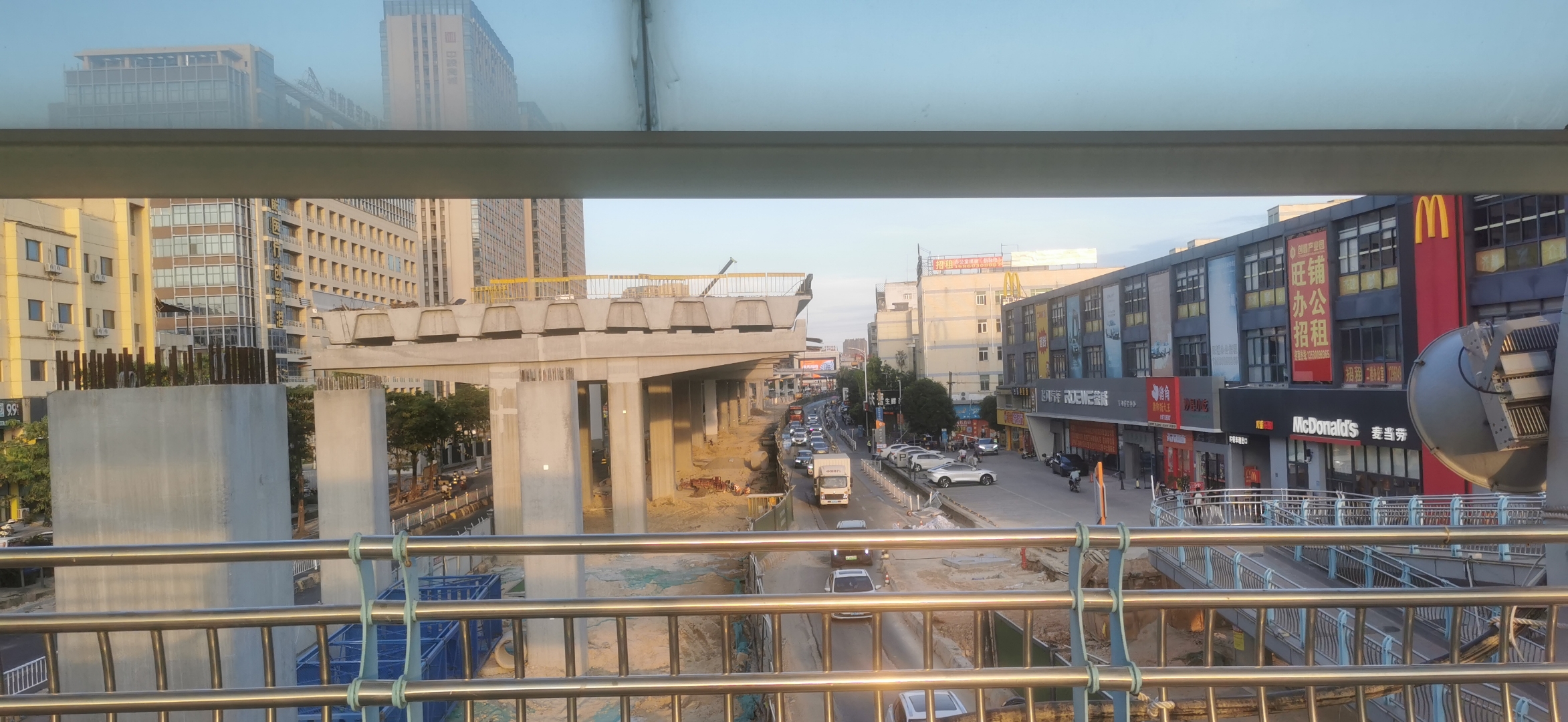 泉州南环路,建了快两年的高架桥还没好,等好了以后,这段路就不会堵的