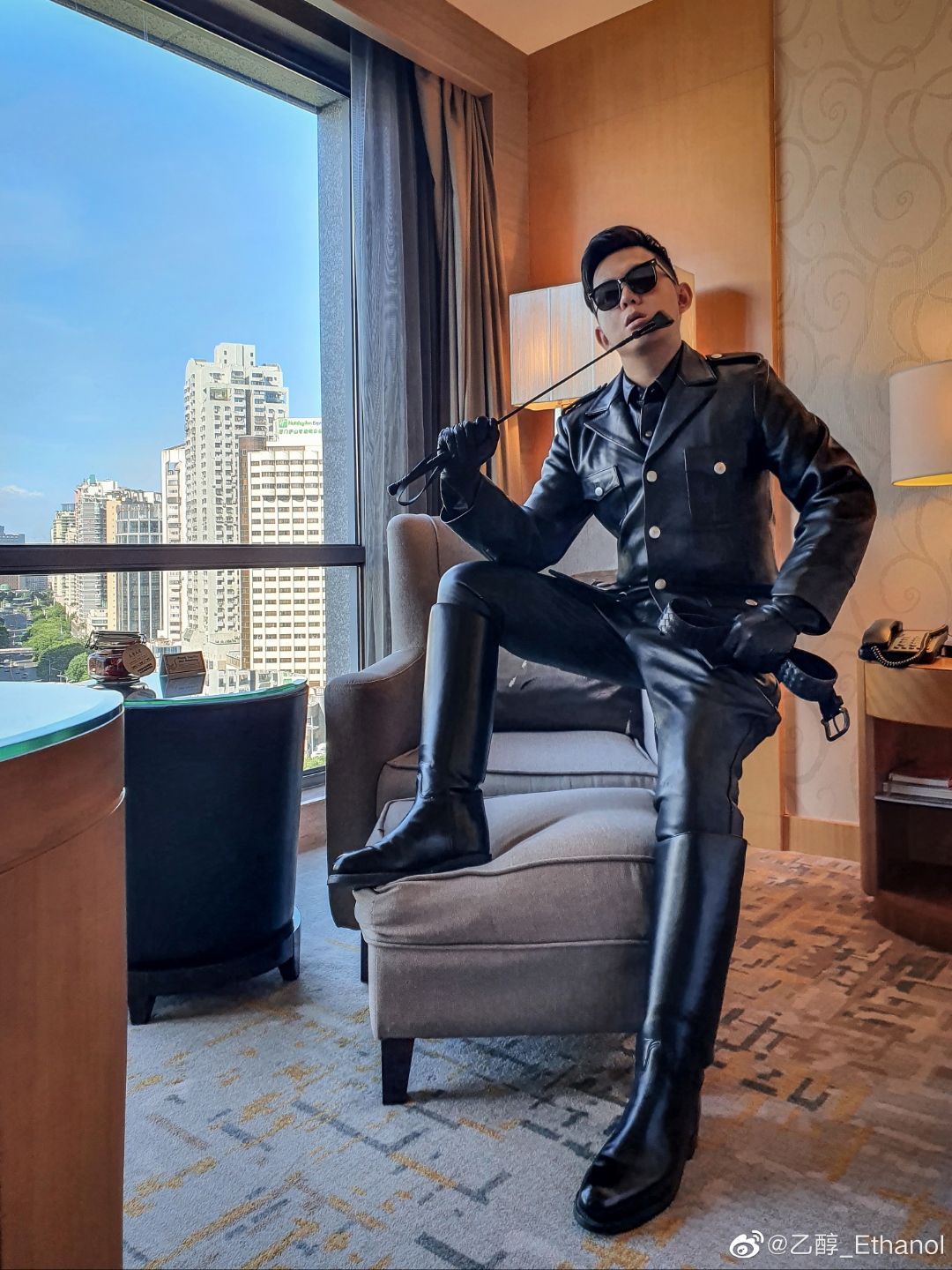 皮革可谓是打造男性阳刚魅力和狂野性格的灵魂元素,穿上皮革整装瞬间