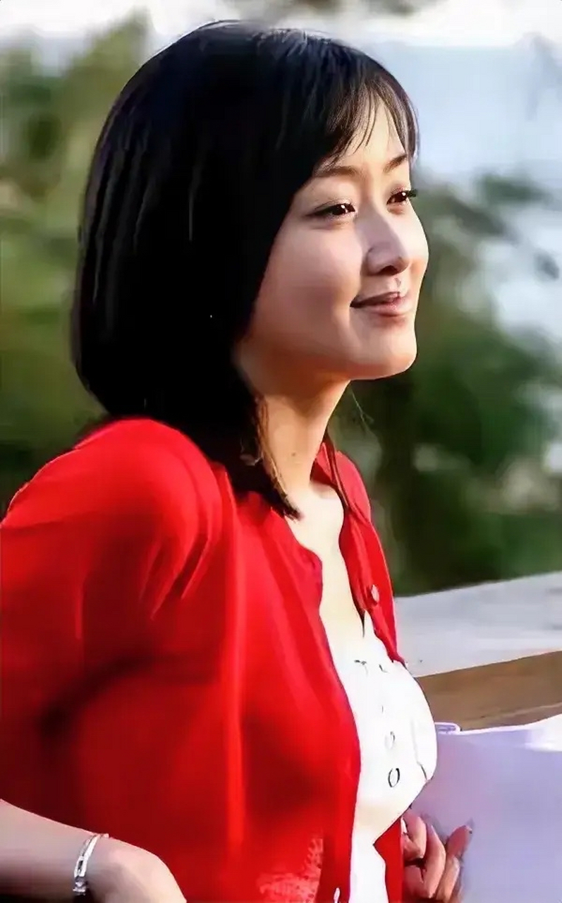 曾经是央视生活栏目主持人,后进入影视圈,参演了赵宝刚导演的两部电视