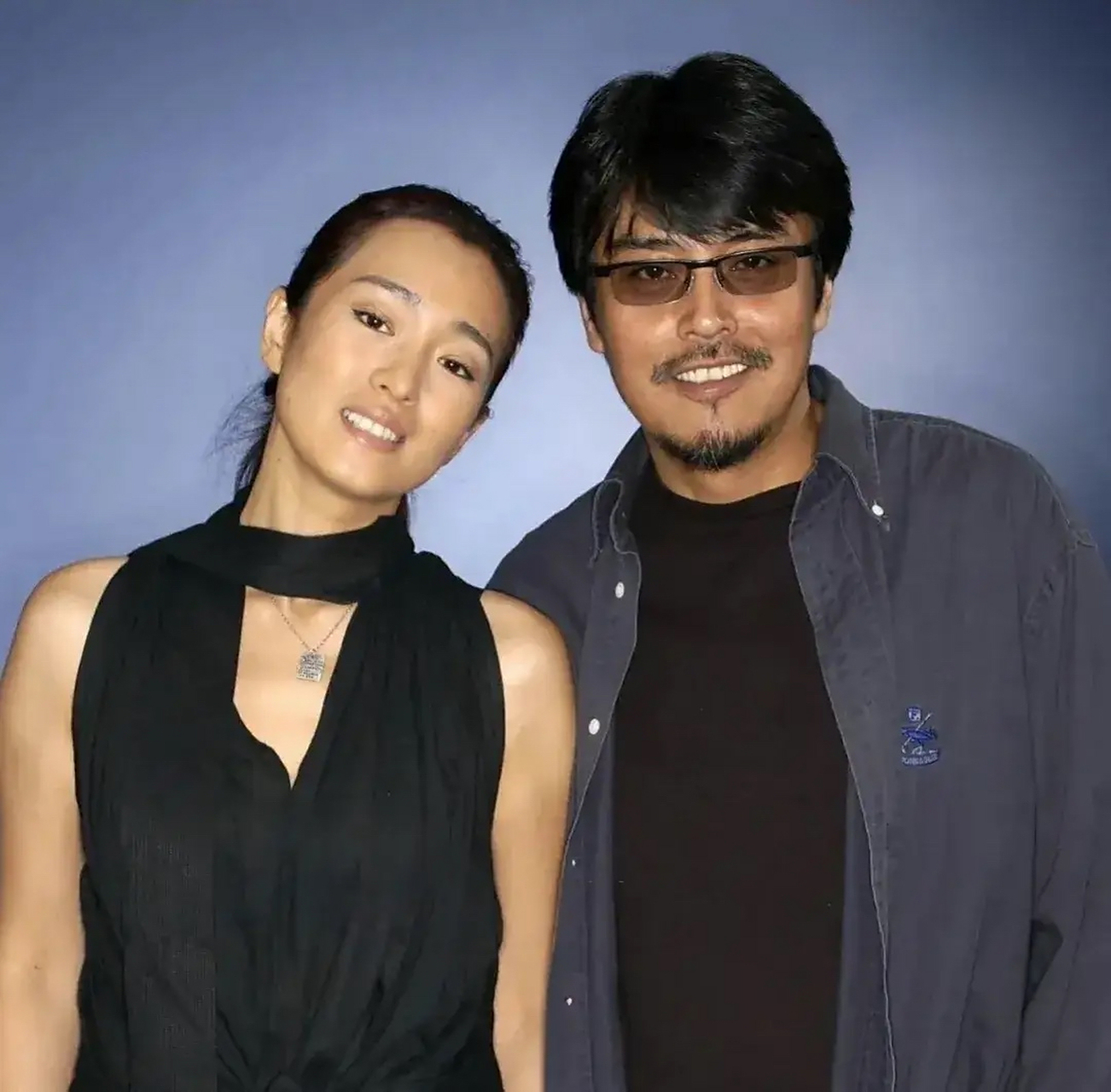 2003年,多伦多国际电影节,电影《周渔的火车》主演巩俐和导演孙周合影