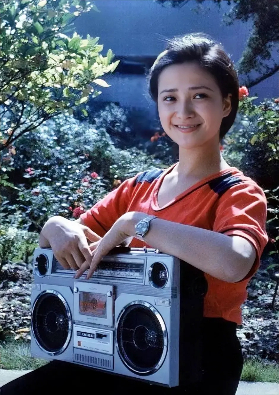 年轻时候的何晴,纯净甜美,眼神清澈,如一朵百合花般圣洁高贵.