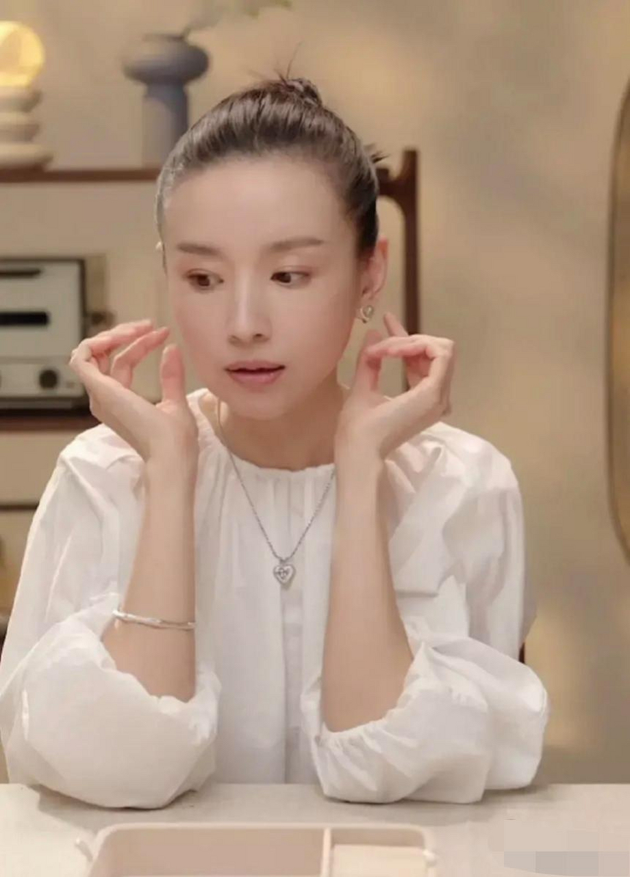 开了美颜的董洁,仿佛又回到了二十年前,《白领公寓》里的飞儿回来了