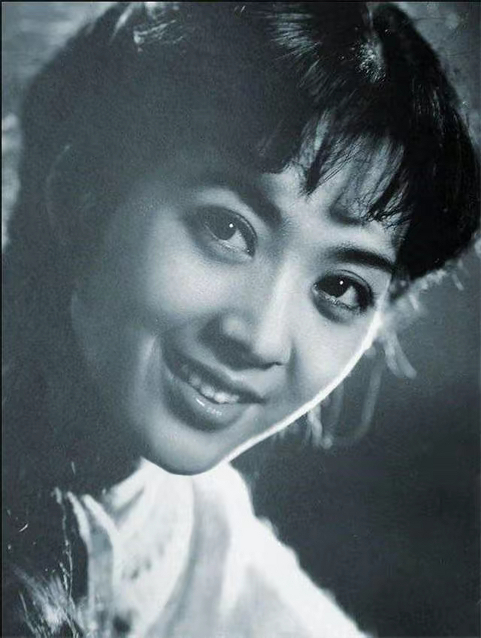八十年代明星美女龚雪的黑白照 那时候的她多美啊!