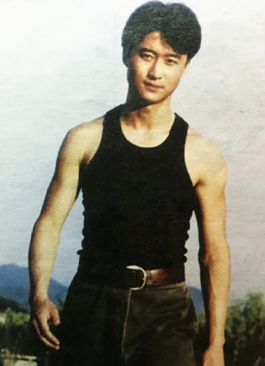 吴京年轻时也是挺帅的.图一是否有天王黎明的即视感?