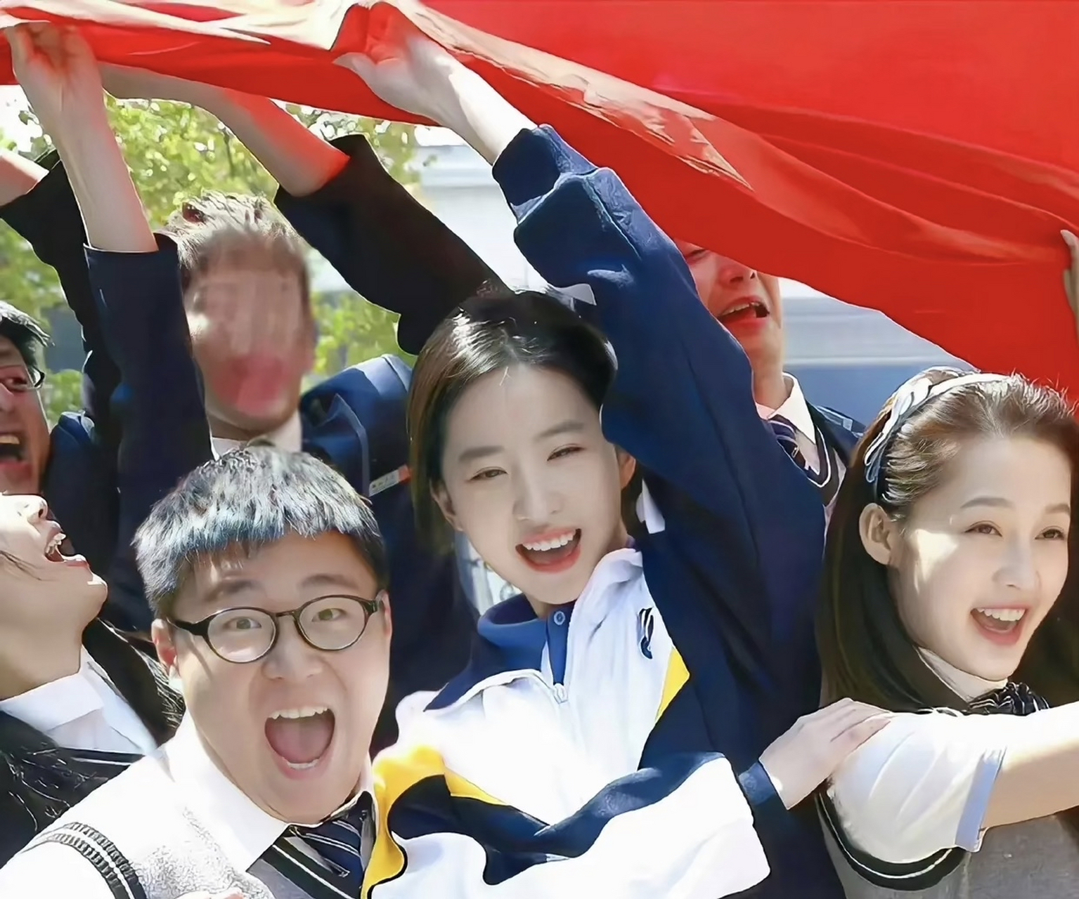 她左边分别是李梦和李沁. 美女簇拥的她,仍然是出水芙蓉般的清丽脱俗.