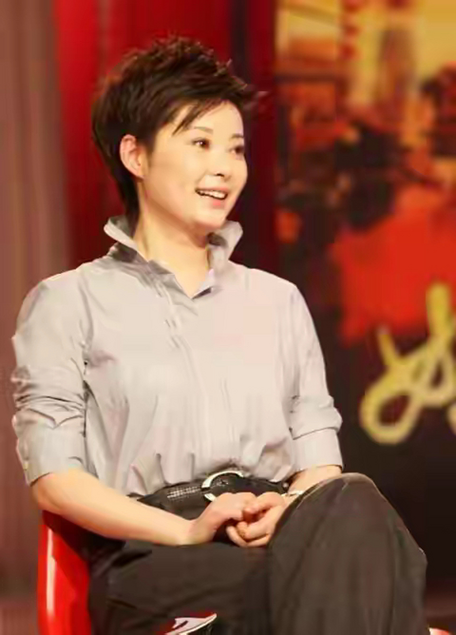 袁立,在被采访时,一副落落大方的样子.