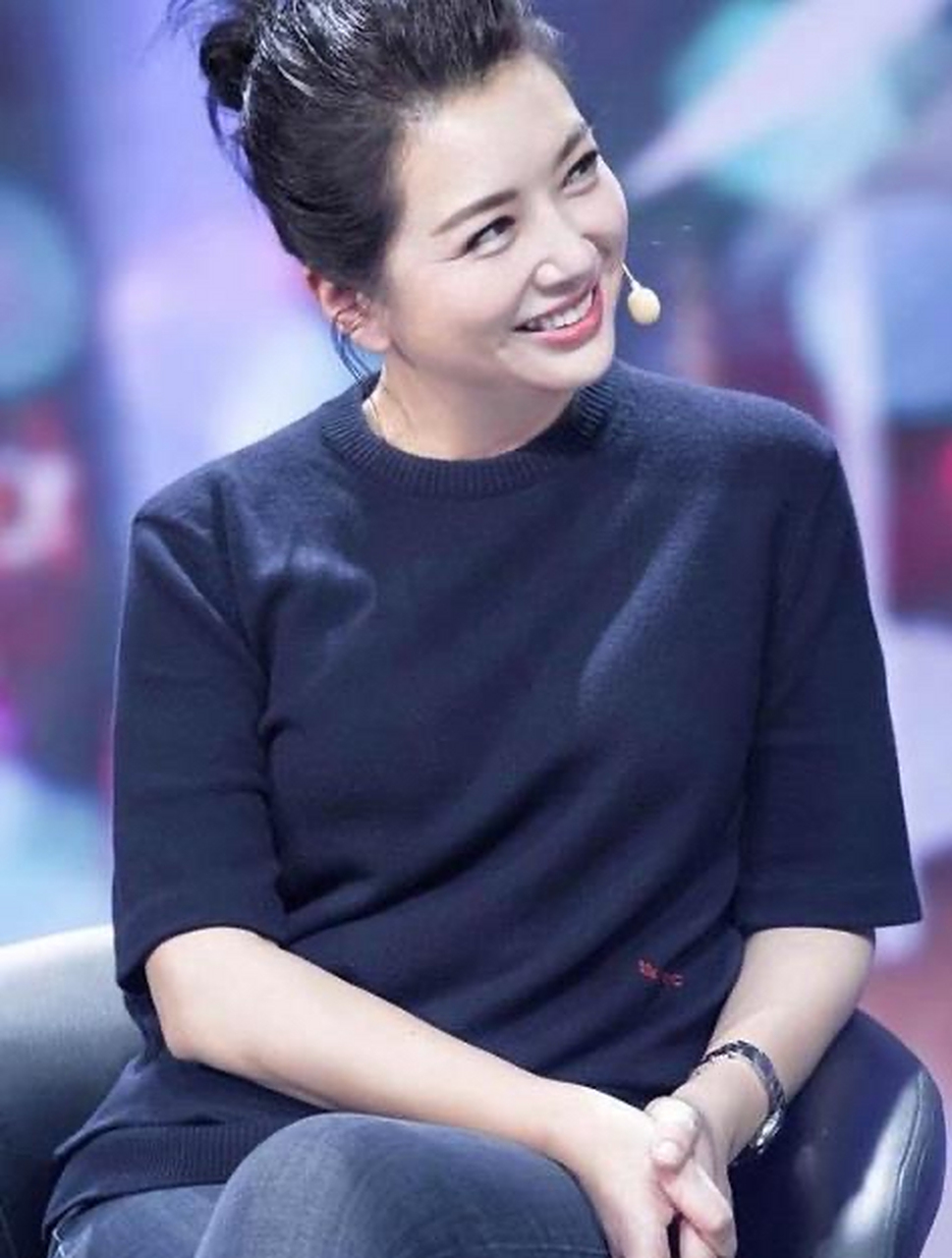 江珊近照笑意盈盈,一身深蓝色的穿搭显现高级感.