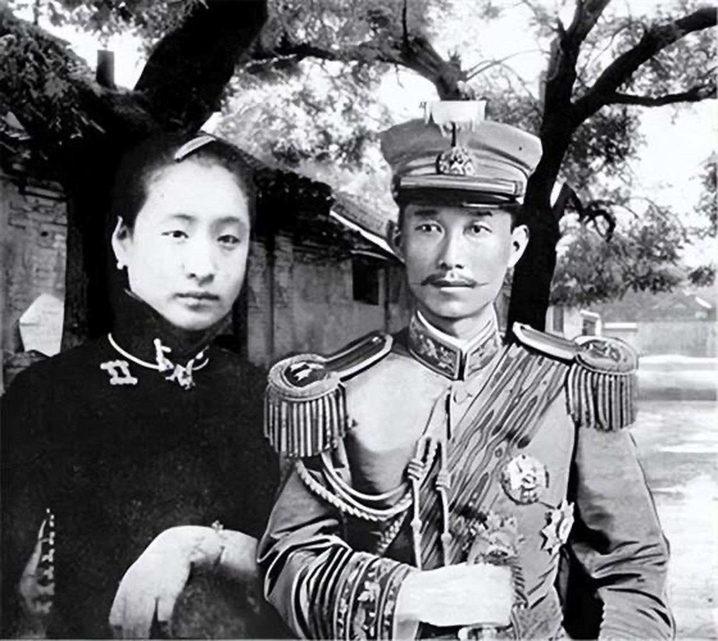 曾有电影《知音》(张瑜,王心刚主演)描写蔡锷与小凤仙的故事.