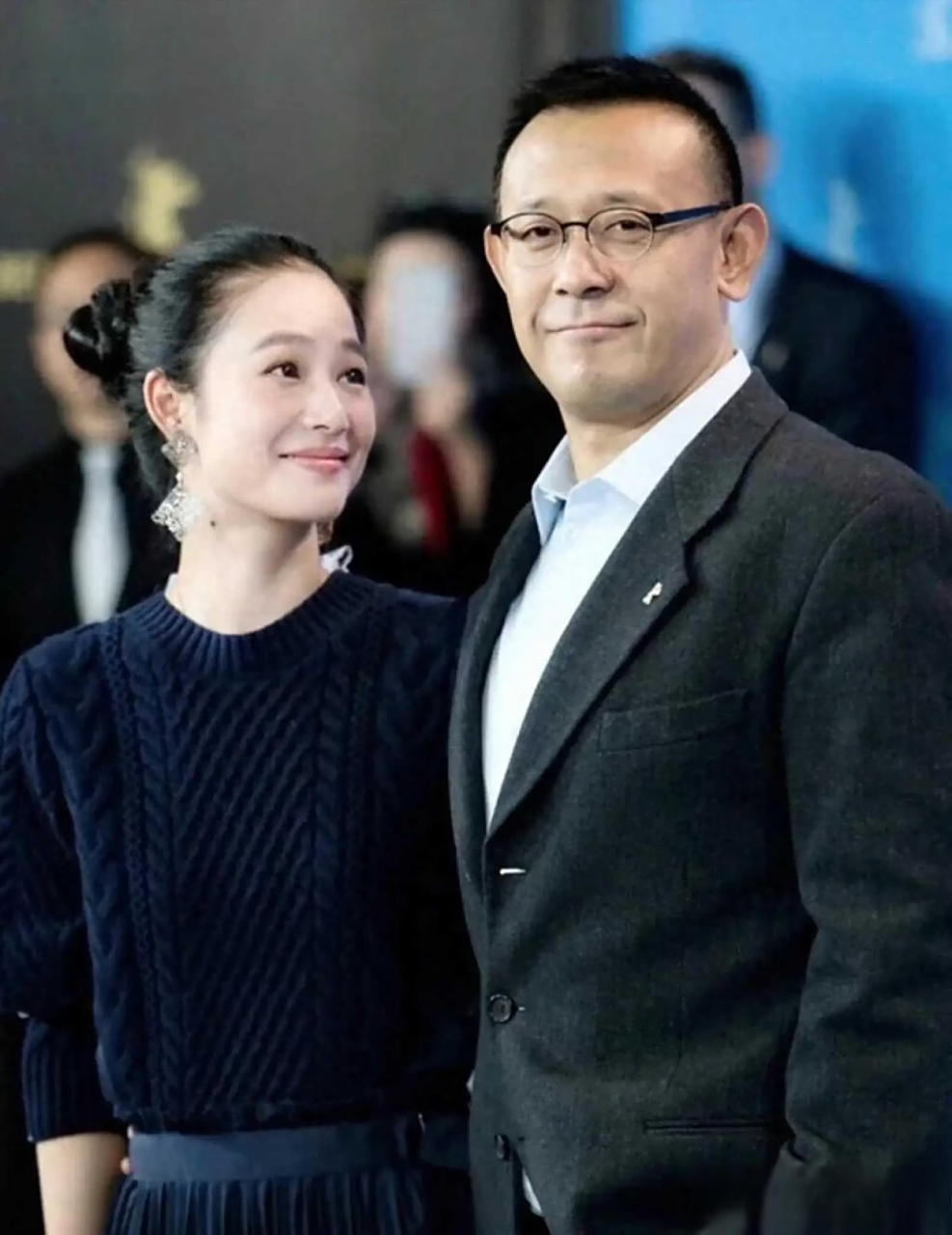 最喜欢看这张照片,女人崇拜的眼神,男人如山般的坚毅