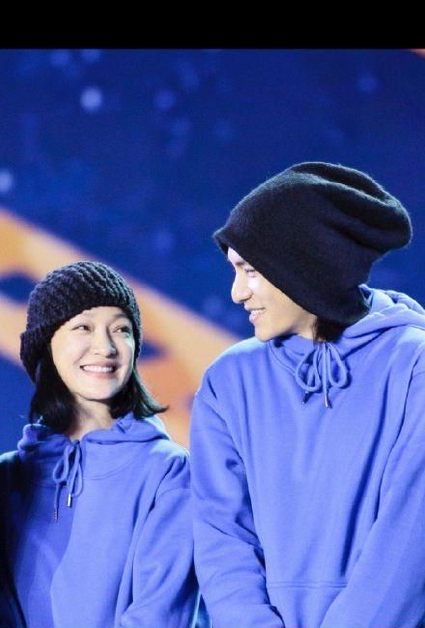 陈坤和周迅有很多的合照,有他们一起参加活动时,有他们有趣的自拍照.