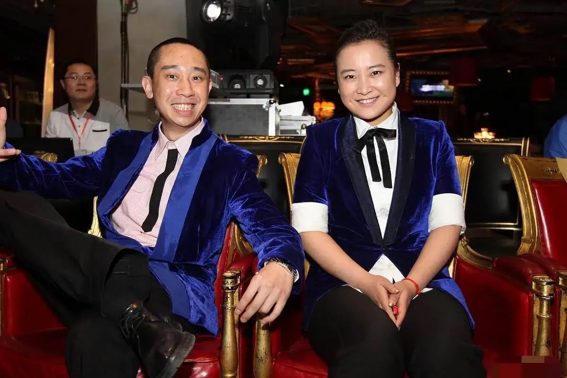 昔日的贾玲和白凯南,醉心于相声表演,一对男女黄金搭档.