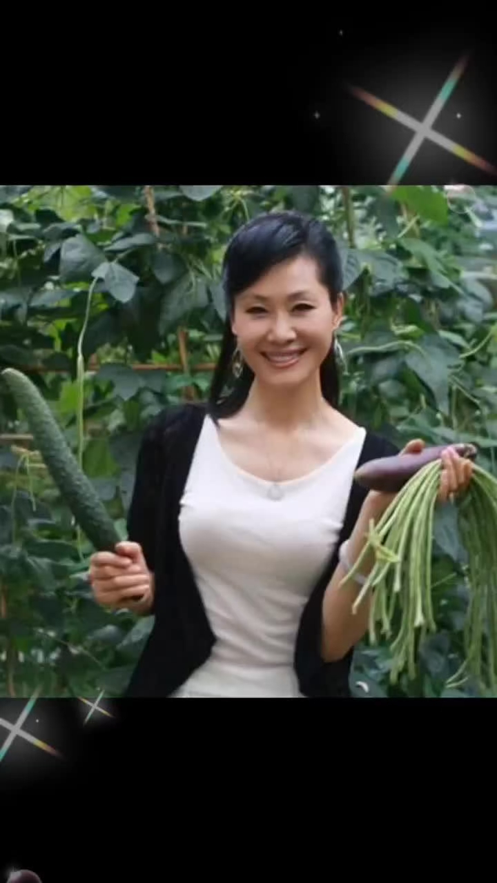 李思妤是于文华和前夫,音乐总监李凡的女儿.