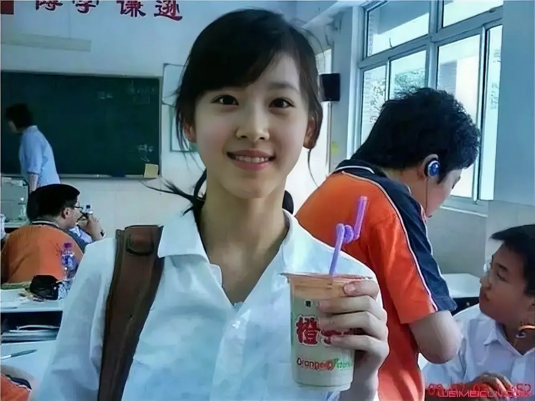 2008年,15岁的"奶茶妹"章泽天在肯德基93吃炸鸡腿.