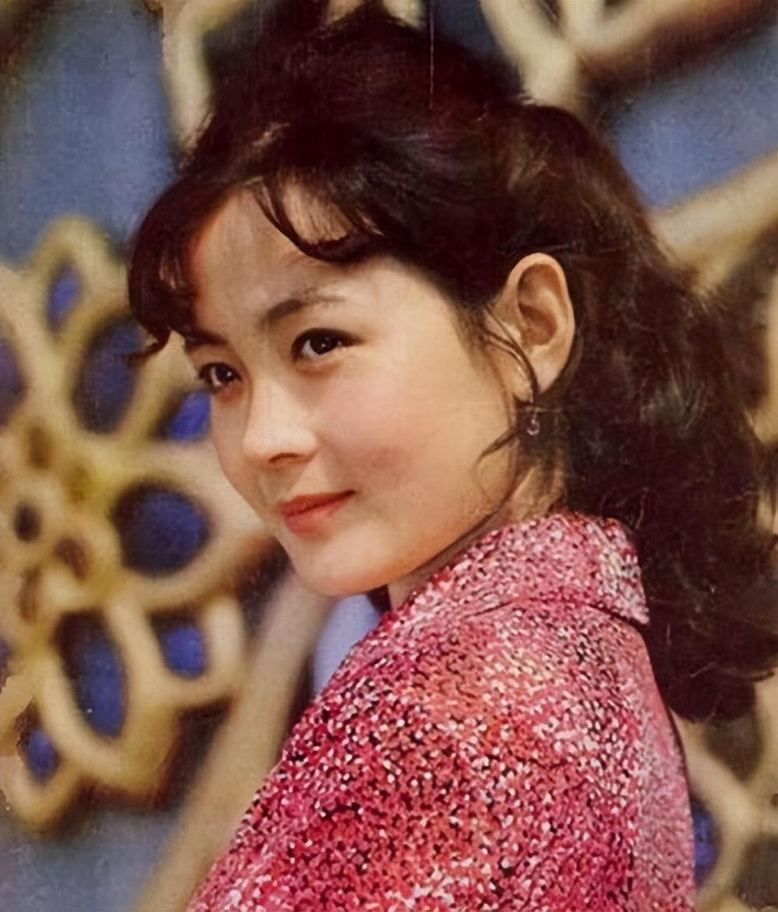 娜仁花. 小的时候看《乳燕飞》就记住了她的样貌,那时候觉得她很美.