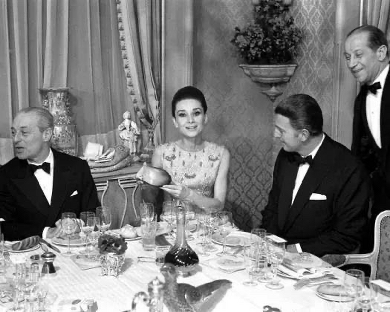 从《龙凤配》中的戏服开始相遇,那一年,赫本24岁,纪梵希26岁,正是