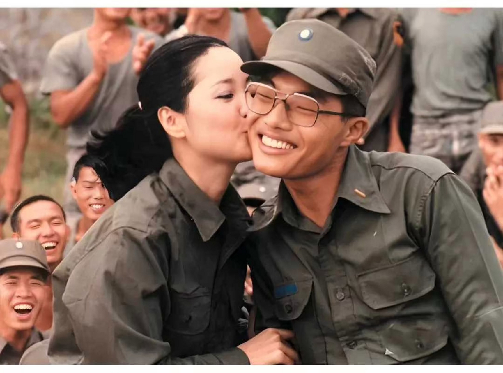 1984年,邓丽君去部队参加劳军活动时,被一名小战士索吻,她落落大返刎