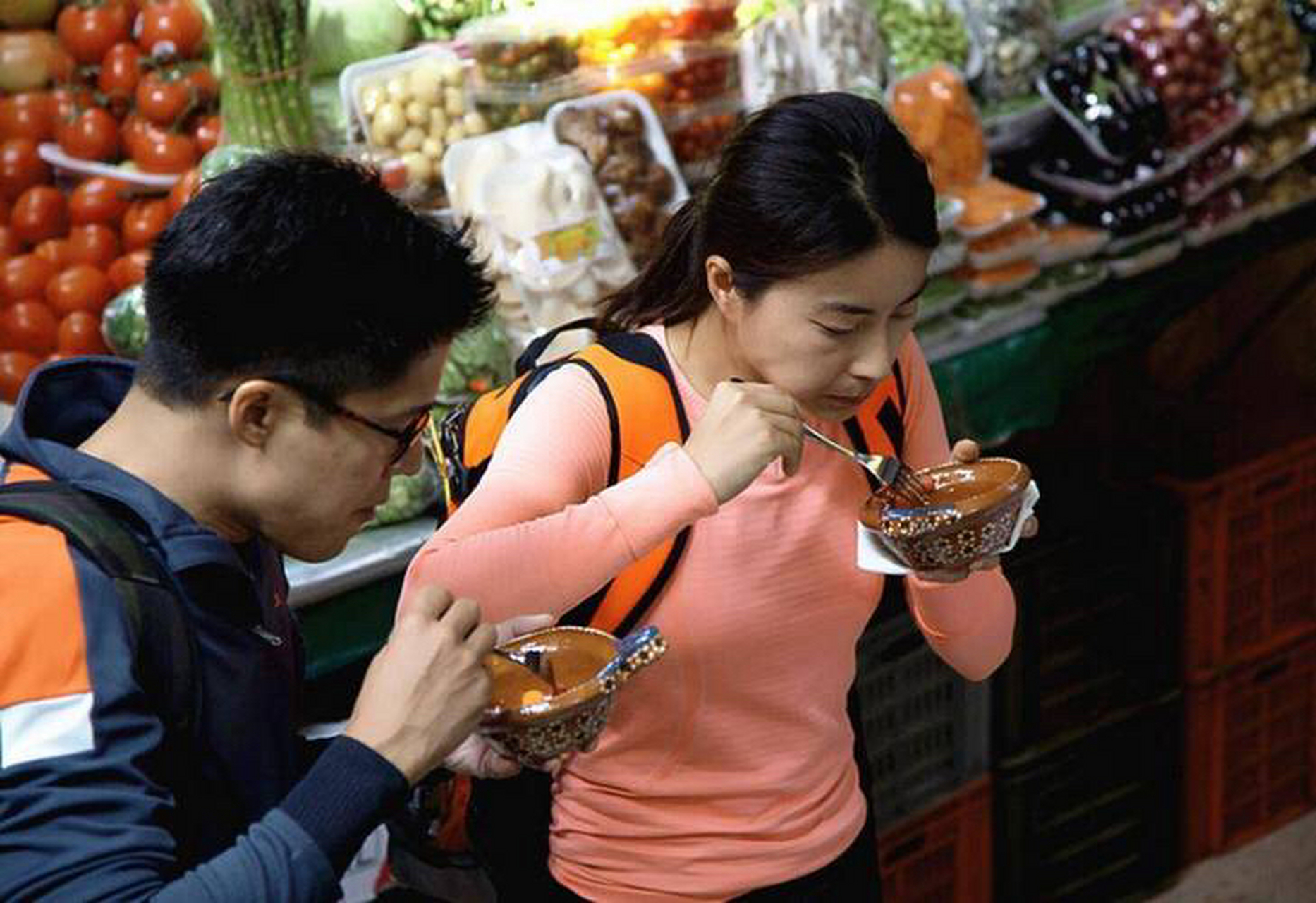 看到郭晶晶霍啟剛夫婦倆入心吃路邊攤,想他們已經習慣了.