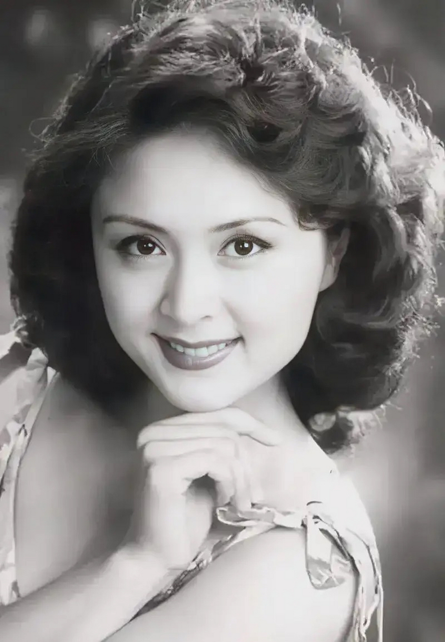 周玲,中国国家话剧院一级演员,曾获第二届中国戏剧梅花奖.