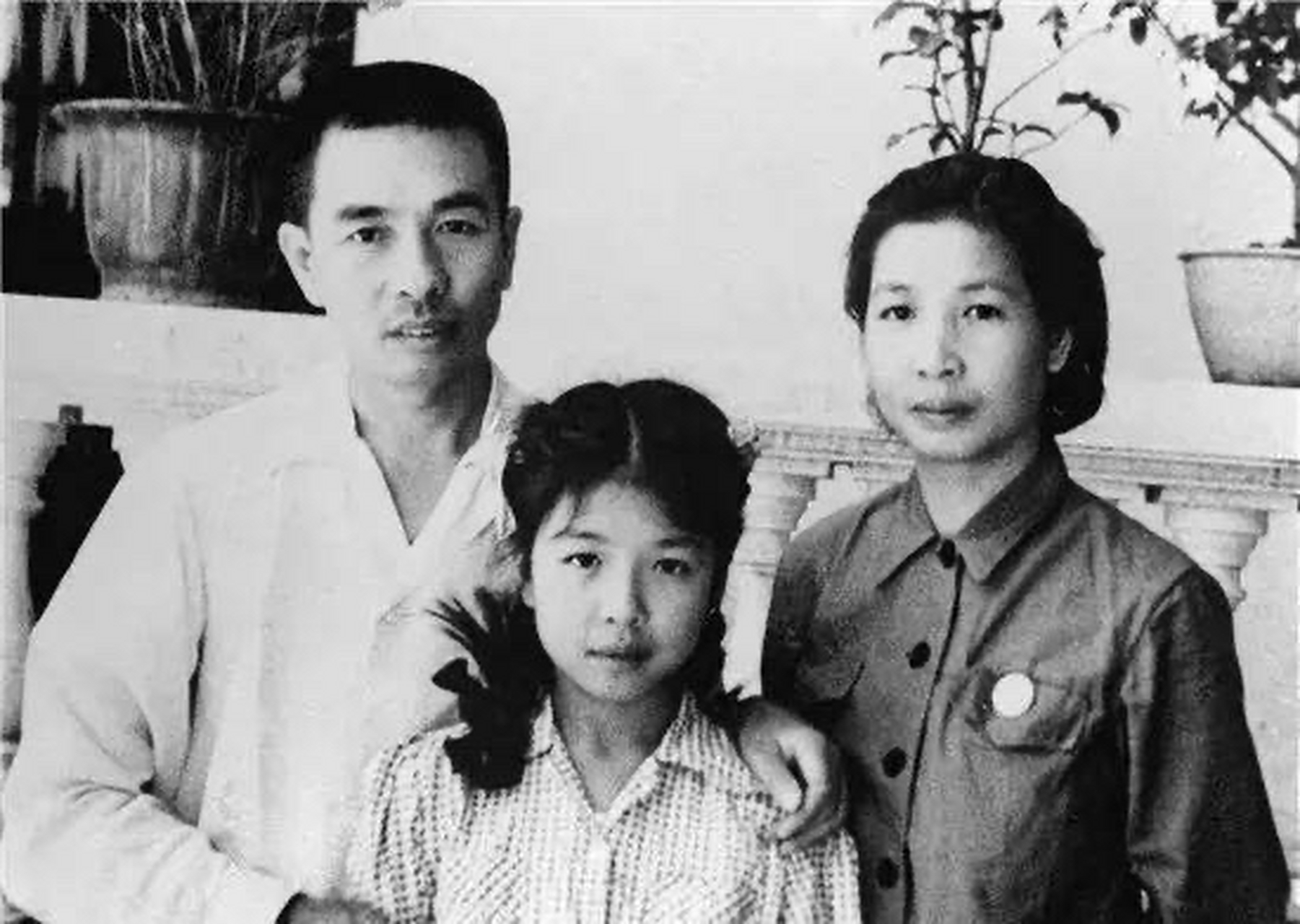 陶铸一家三口:陶铸,曾志,陶斯亮. 革命者的家庭,满满都是正能量.