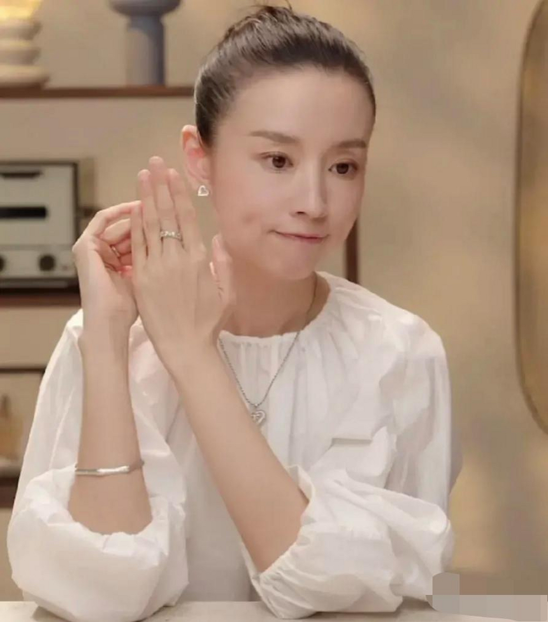 董洁,仿佛又回到了二十年前,《白领公寓》里的飞儿回来了,《天若有情