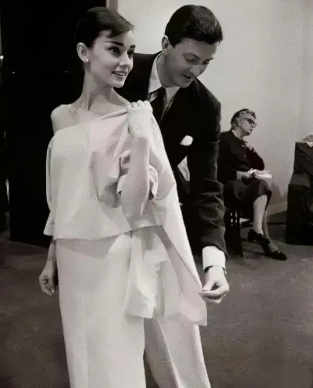 从《龙凤配》中的戏服开始相遇,那一年,赫本24岁,纪梵希26岁,正是