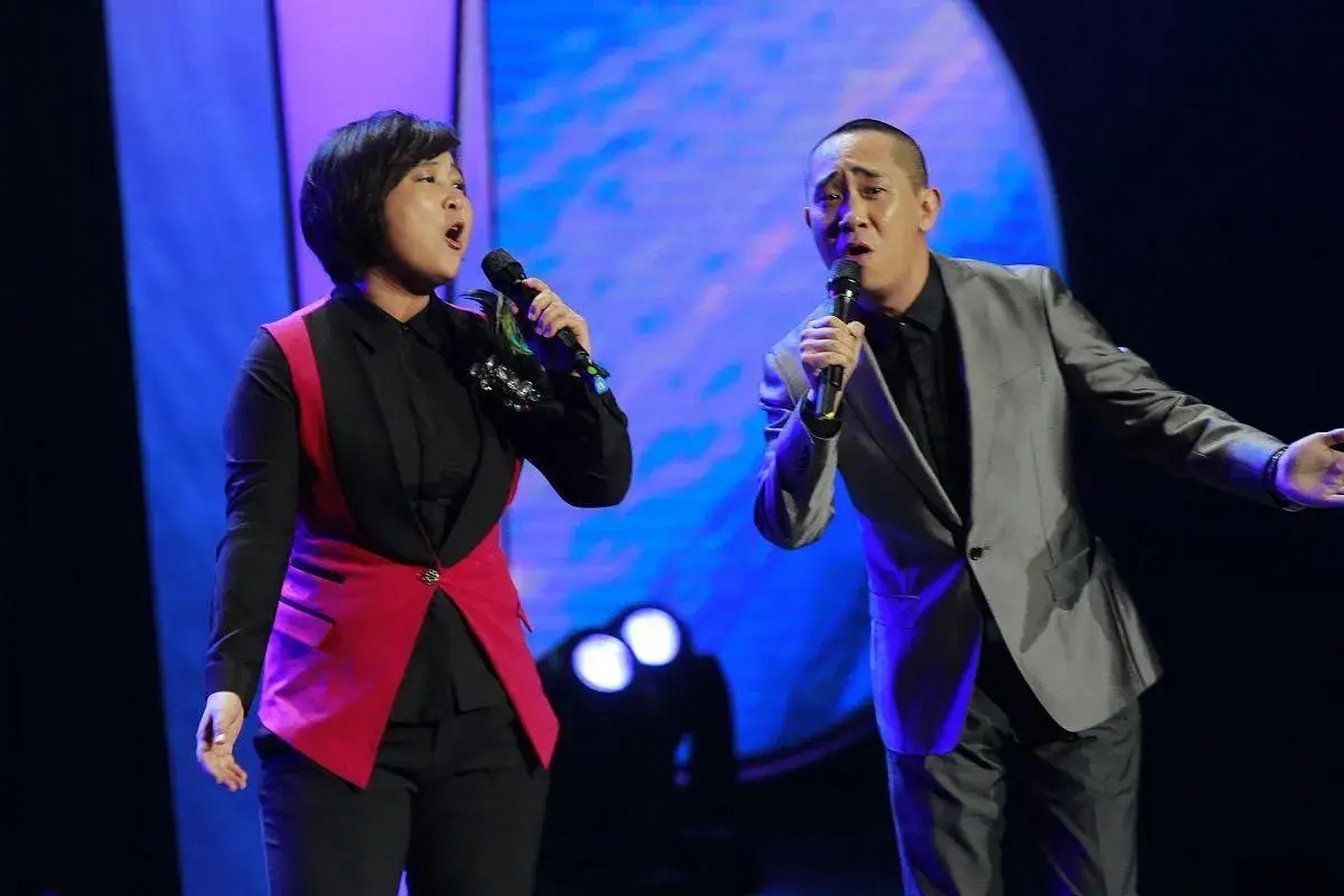 昔日的贾玲和白凯南,醉心于相声表演,一对男女黄金搭档.