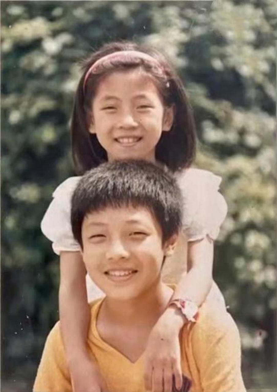 今天偶然看到了撒贝宁和他的妹妹撒贝娜,简直是一模一样!